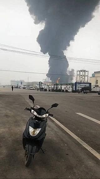 2022年錳砂濾料廠家石家莊一化工廠突發大火,現場不斷傳出爆炸聲!