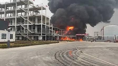2022年錳砂濾料廠家石家莊一化工廠突發大火,現場不斷傳出爆炸聲!